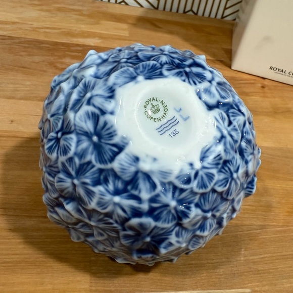 Wouter Dolk for
Royal Copenhagen
The art of giving flowers hydrangea vase
 blue - Picture 6 of 10